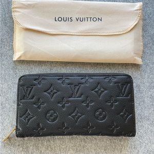 Black wallet for sell gold plated zipper with inside zipper. Not genuine!